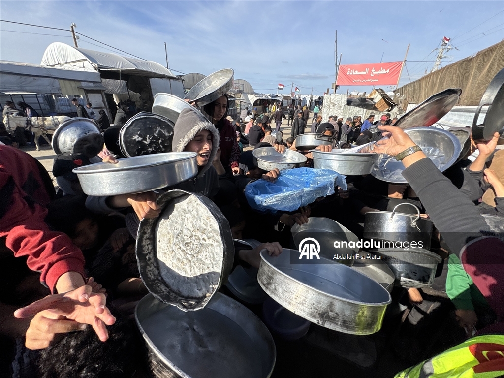 Gazze'de yerinden edilmiş Filistinlilere sıcak yemek dağıtımı yapıldı