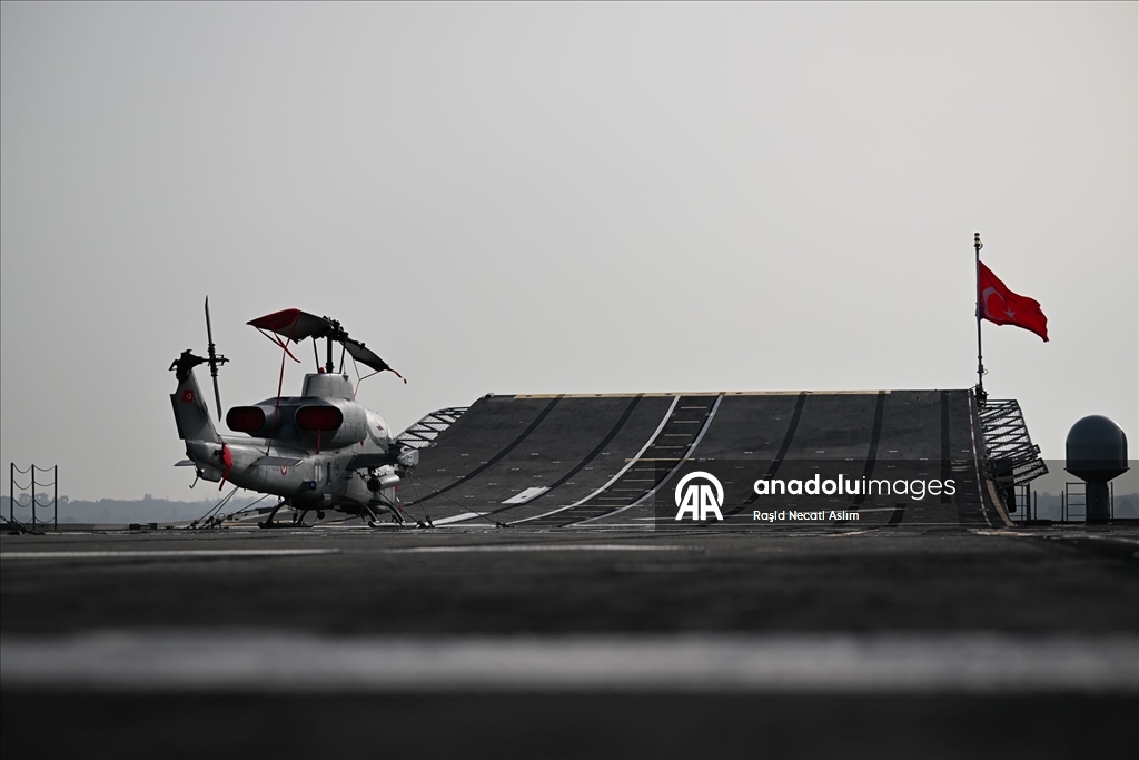 İngiltere'nin Southampton Limanı'na demirleyen TCG Anadolu gemisinde, Türk savunma sanayisi tanıtıldı