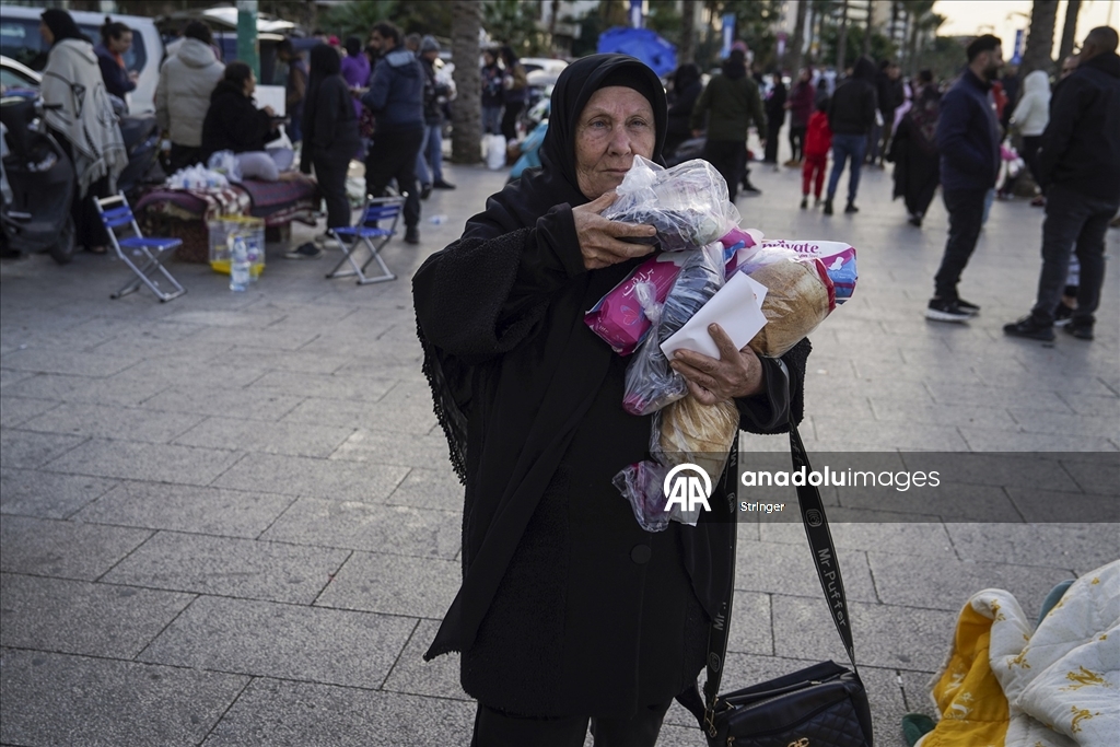 İsrail saldırıları nedeniyle evlerinden kaçan Lübnanlılar, günlerini sokakta geçiriyor