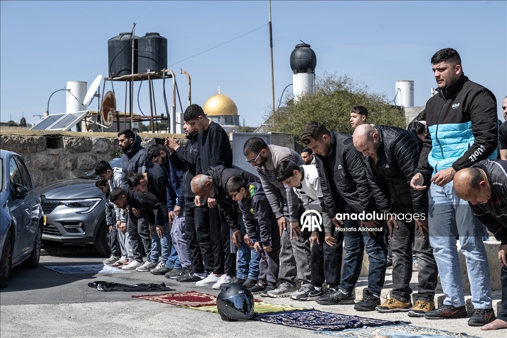 İsrail'in Mescid-i Aksa'yı ibadete kapatması üzerine Filistinliler cuma namazını sokaklarda kıldı