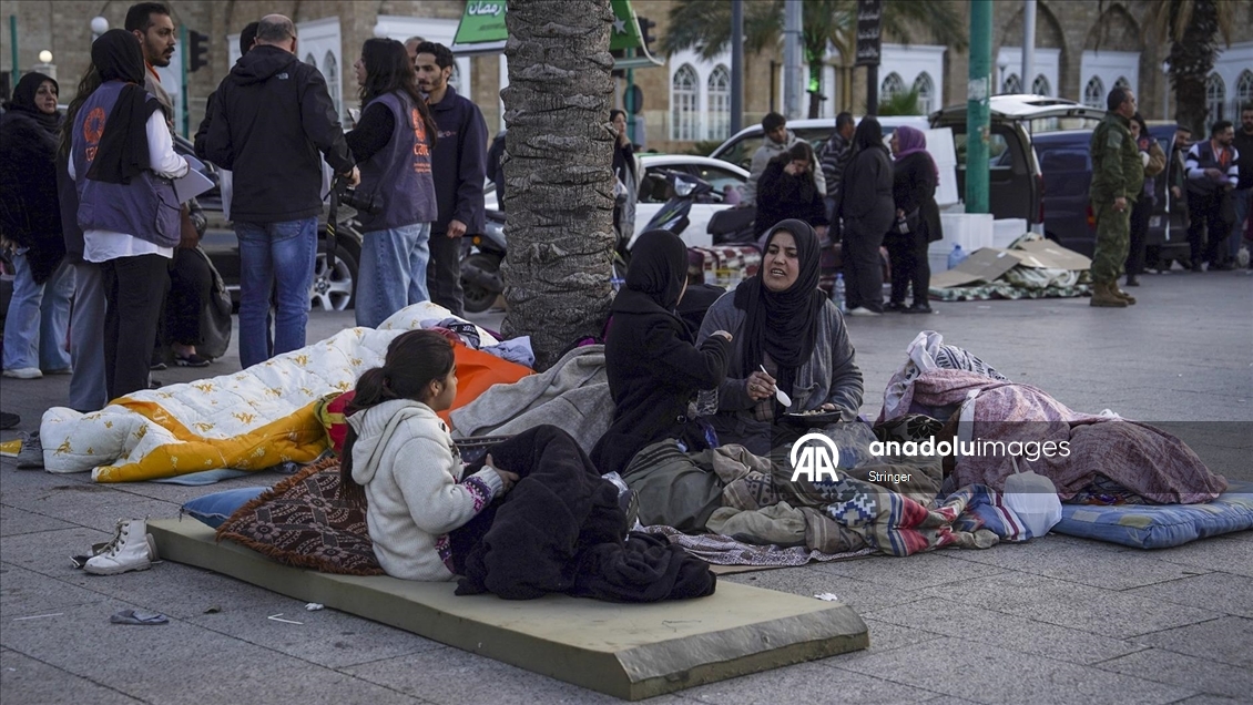 İsrail saldırıları nedeniyle evlerinden kaçan Lübnanlılar, günlerini sokakta geçiriyor