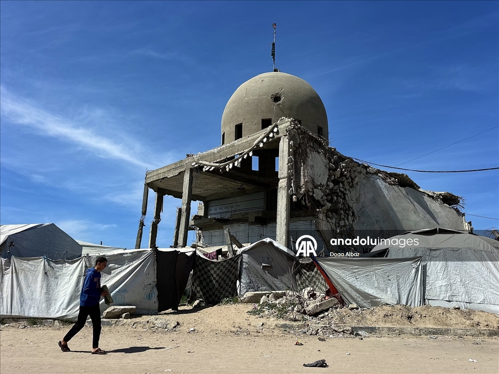 Gazze'de ramazan ayının üçüncü cuma namazı Elbani Camisi enkazında kılındı
