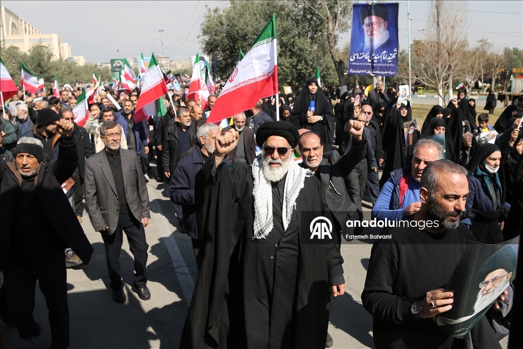 Tahran’da cuma namazının ardından toplanan kalabalık ABD ve İsrail’i protesto etti