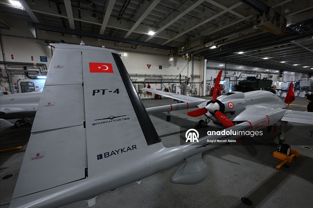 İngiltere'nin Southampton Limanı'na demirleyen TCG Anadolu gemisinde, Türk savunma sanayisi tanıtıldı