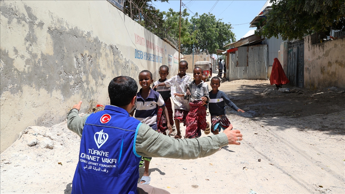 Hayırseverlerin gönderdiği bayramlıklar Somali'de yetim çocukların yüzünü güldürdü