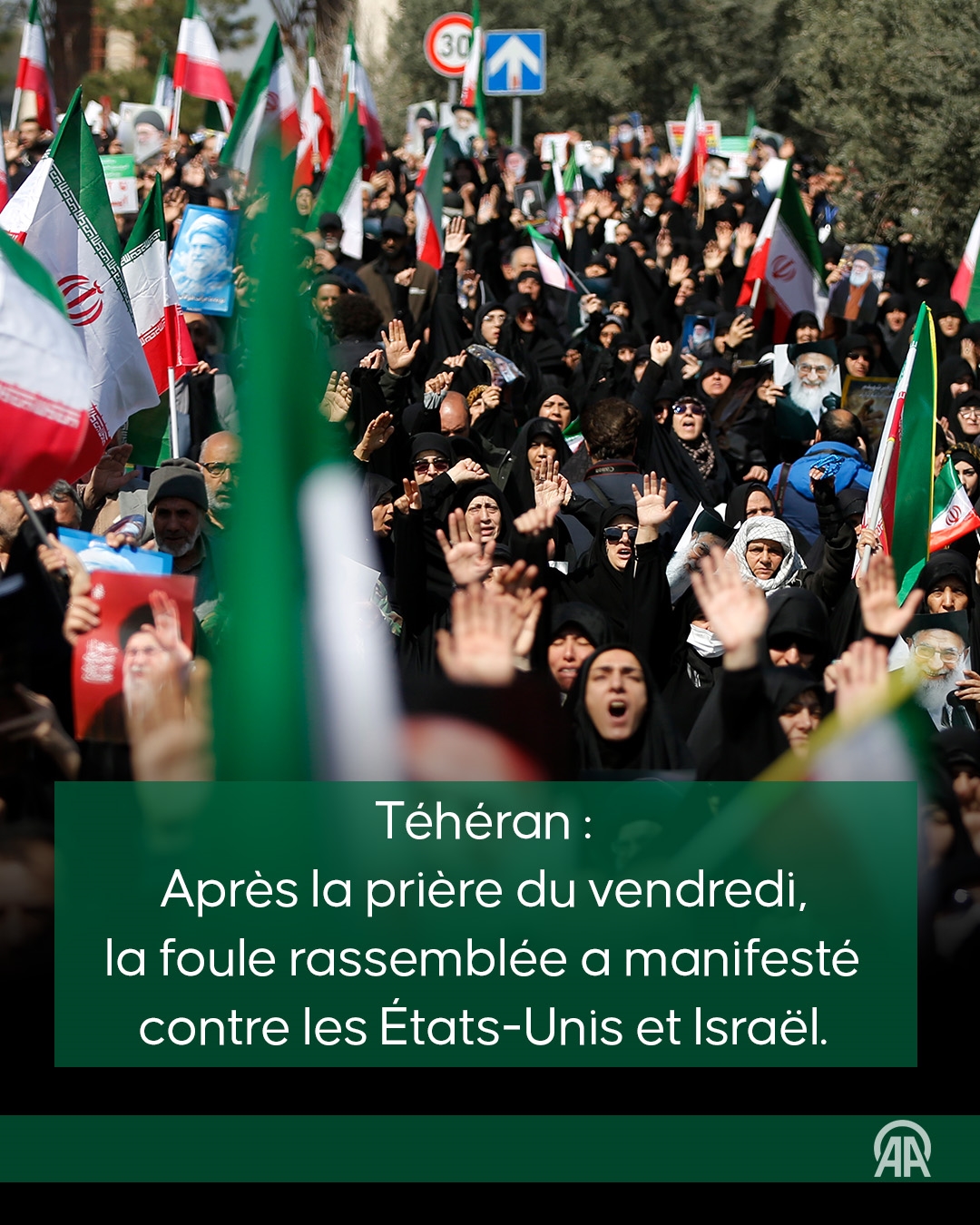 Des milliers d'Iraniens se rassemblent à la grande mosquée Imam Khomeini pour accomplir la première prière du vendredi 