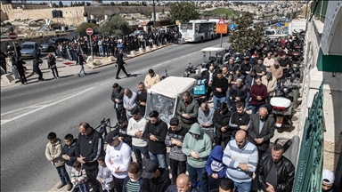 İsrail'in Mescid-i Aksa'yı ibadete kapatması üzerine Filistinliler cuma namazını sokaklarda kıldı