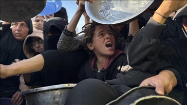 Gazze'de yerinden edilmiş Filistinlilere sıcak yemek dağıtımı yapıldı