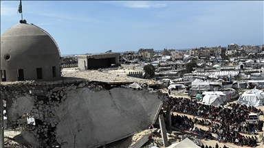Gazze'de ramazan ayının üçüncü cuma namazı Elbani Camisi enkazında kılındı