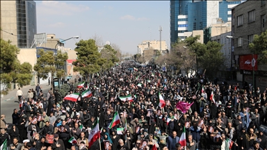 Tahran’da cuma namazının ardından toplanan kalabalık ABD ve İsrail’i protesto etti
