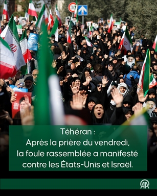 Des milliers d'Iraniens se rassemblent à la grande mosquée Imam Khomeini pour accomplir la première prière du vendredi 