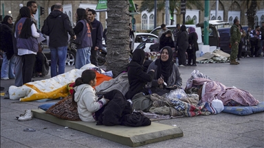 İsrail saldırıları nedeniyle evlerinden kaçan Lübnanlılar, günlerini sokakta geçiriyor