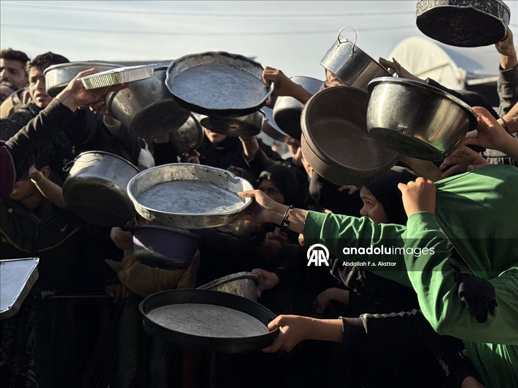 В Газе организована раздача горячей пищи для перемещенных лиц