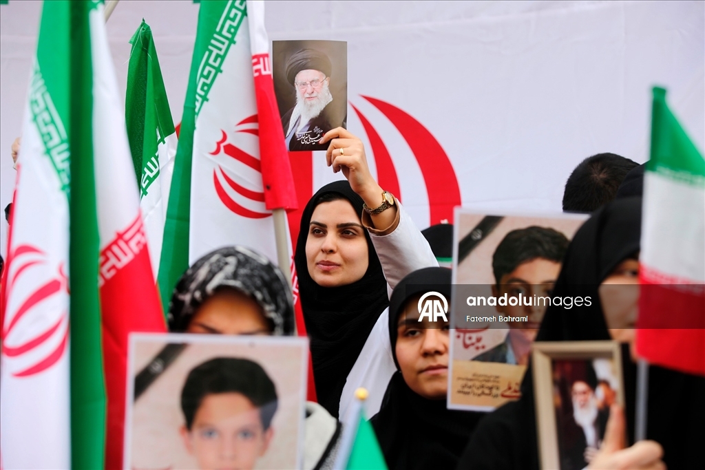 Başkent Tahran'da doktorlar ve tıp öğrencileri “İsrail ve ABD’nin sağlık merkezlerine yönelik saldırılarını” protesto etti