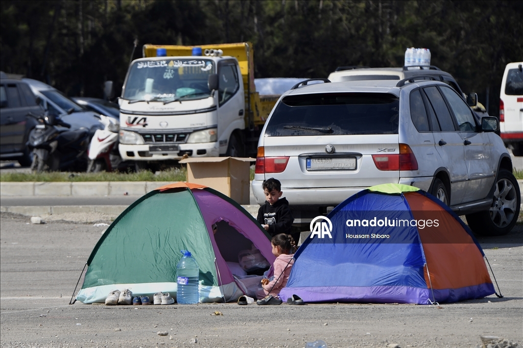İsrail'in Beyrut'ta halkı yerlerini terk etmeye zorladığı Dahiye'den kaçan aileler, sokaklarda sabahlıyor