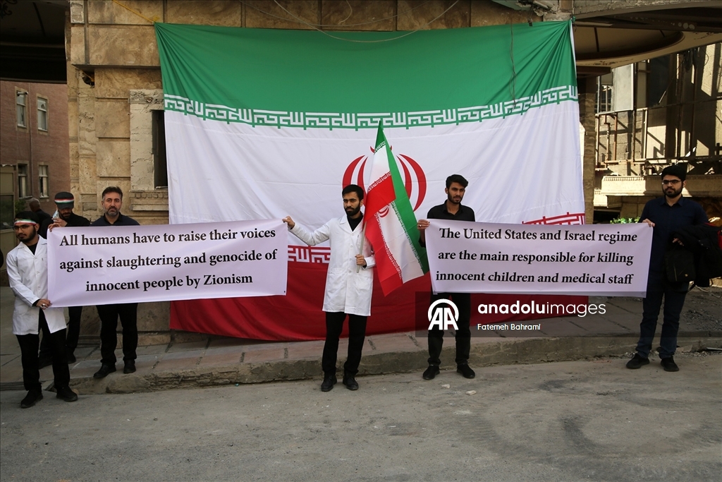 Başkent Tahran'da doktorlar ve tıp öğrencileri “İsrail ve ABD’nin sağlık merkezlerine yönelik saldırılarını” protesto etti