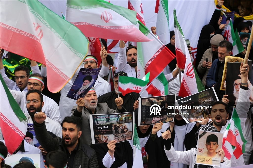 Başkent Tahran'da doktorlar ve tıp öğrencileri “İsrail ve ABD’nin sağlık merkezlerine yönelik saldırılarını” protesto etti