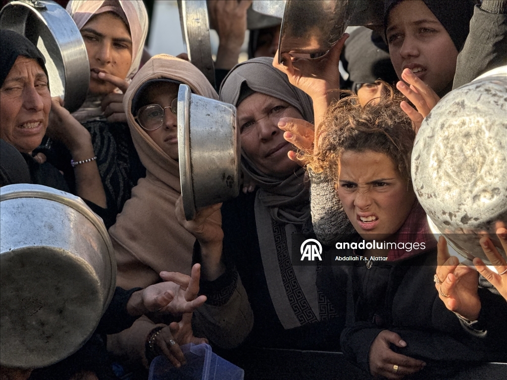 В Газе организована раздача горячей пищи для перемещенных лиц