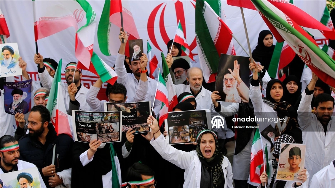 Başkent Tahran'da doktorlar ve tıp öğrencileri “İsrail ve ABD’nin sağlık merkezlerine yönelik saldırılarını” protesto etti