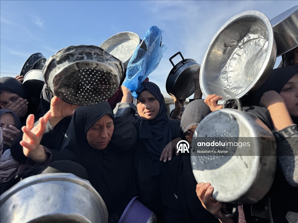 В Газе организована раздача горячей пищи для перемещенных лиц