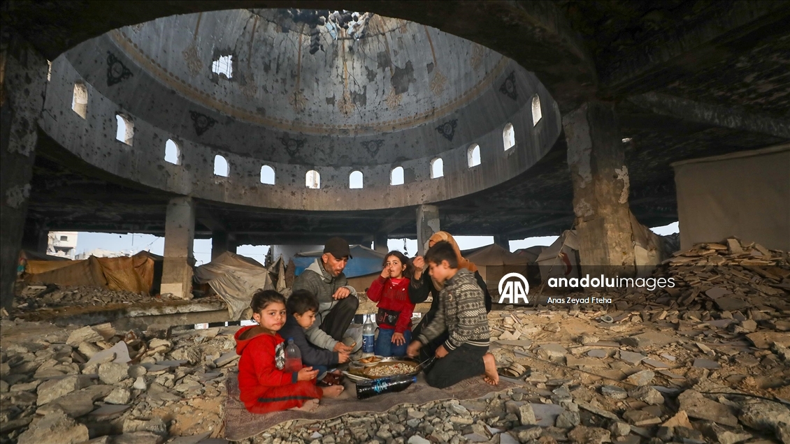 Gazzeli aile, iftarını yıkılan Al-Şafii Camii’nin enkazında yaptı