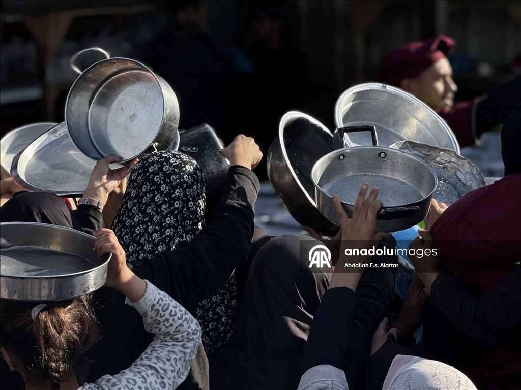 В Газе организована раздача горячей пищи для перемещенных лиц