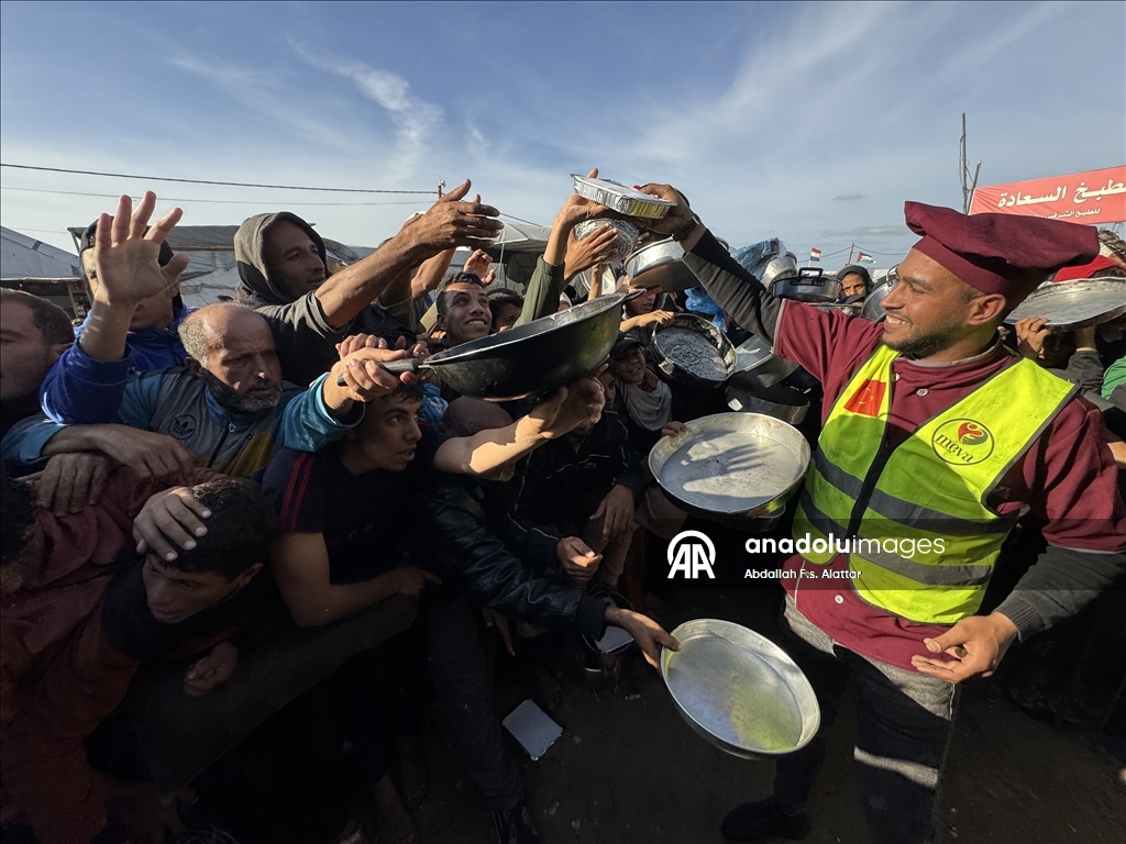 В Газе организована раздача горячей пищи для перемещенных лиц