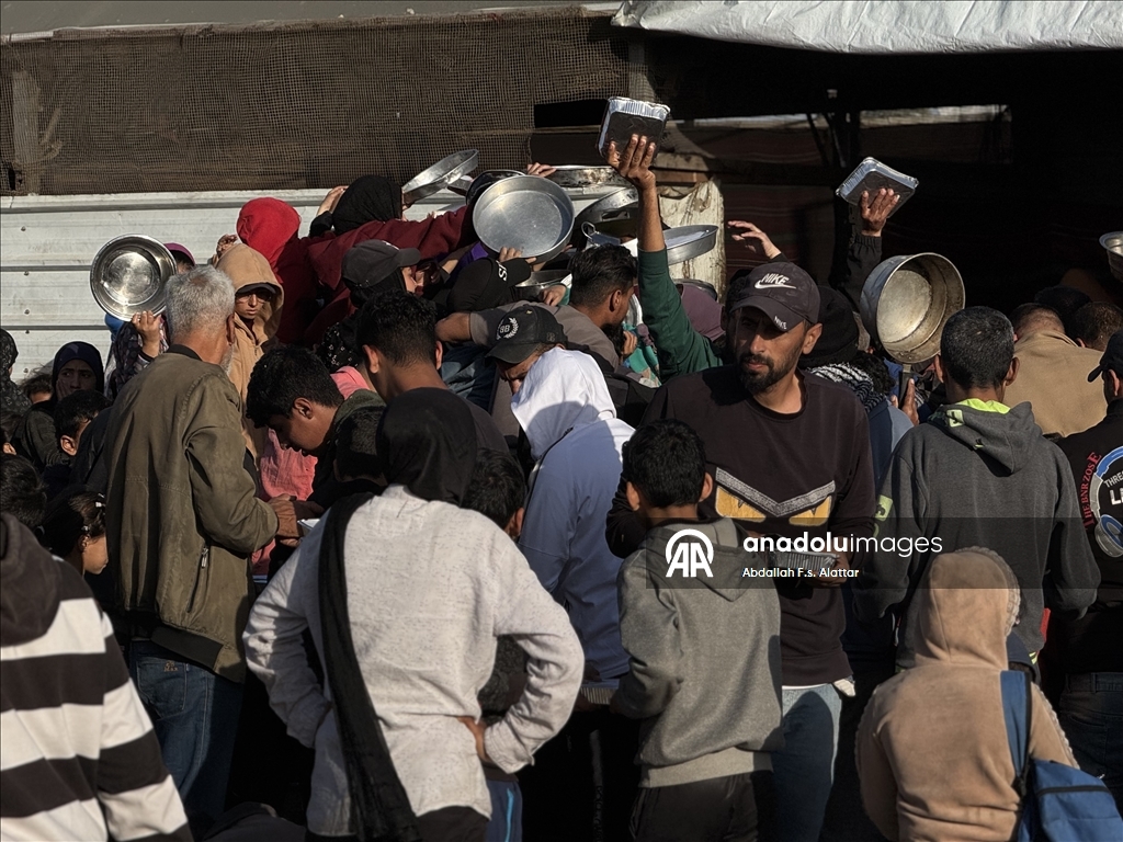 В Газе организована раздача горячей пищи для перемещенных лиц