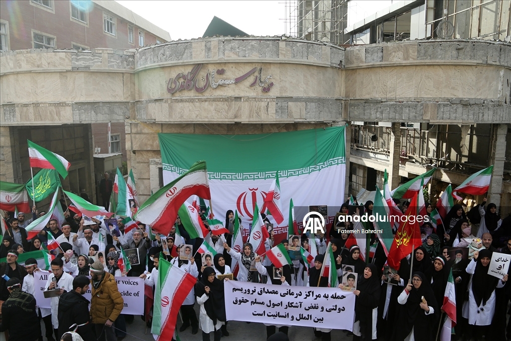 Başkent Tahran'da doktorlar ve tıp öğrencileri “İsrail ve ABD’nin sağlık merkezlerine yönelik saldırılarını” protesto etti