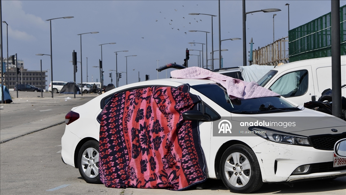 İsrail'in Beyrut'ta halkı yerlerini terk etmeye zorladığı Dahiye'den kaçan aileler, sokaklarda sabahlıyor