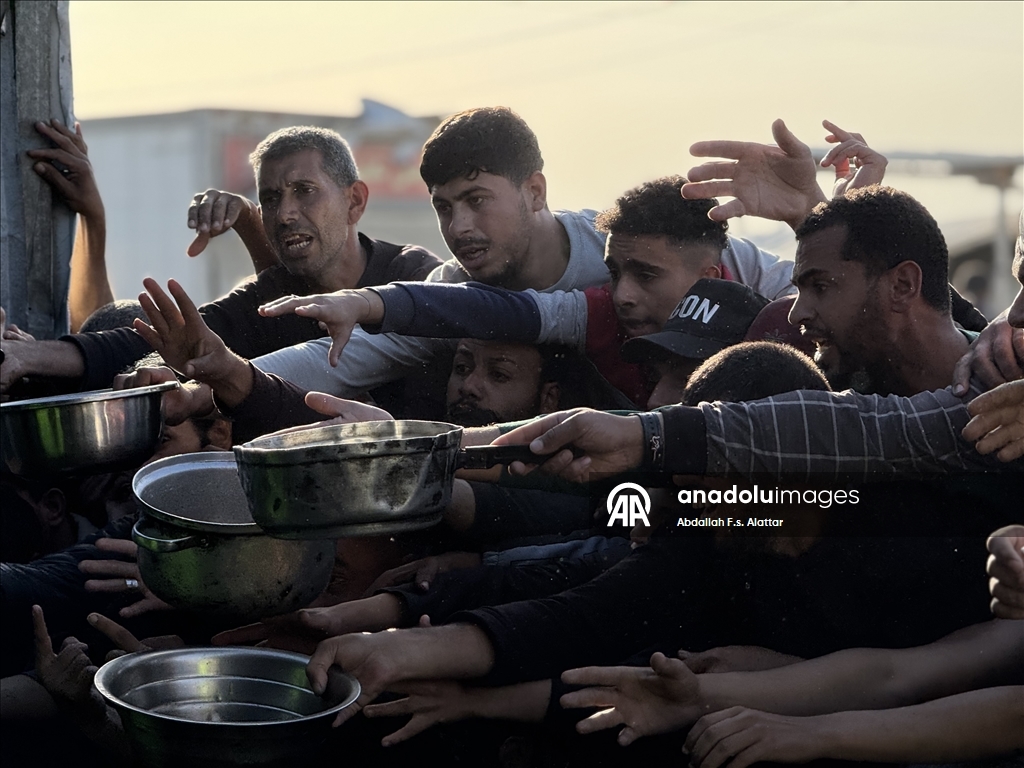 В Газе организована раздача горячей пищи для перемещенных лиц