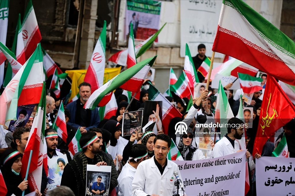 Başkent Tahran'da doktorlar ve tıp öğrencileri “İsrail ve ABD’nin sağlık merkezlerine yönelik saldırılarını” protesto etti