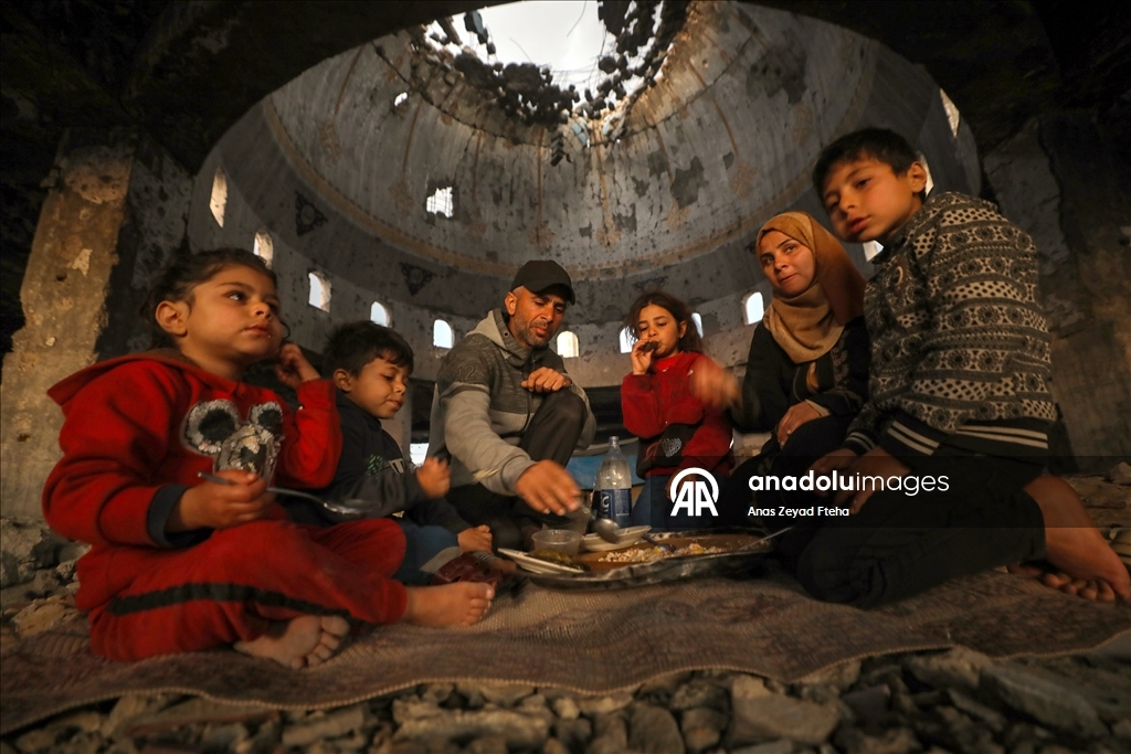 Gazzeli aile, iftarını yıkılan Al-Şafii Camii’nin enkazında yaptı