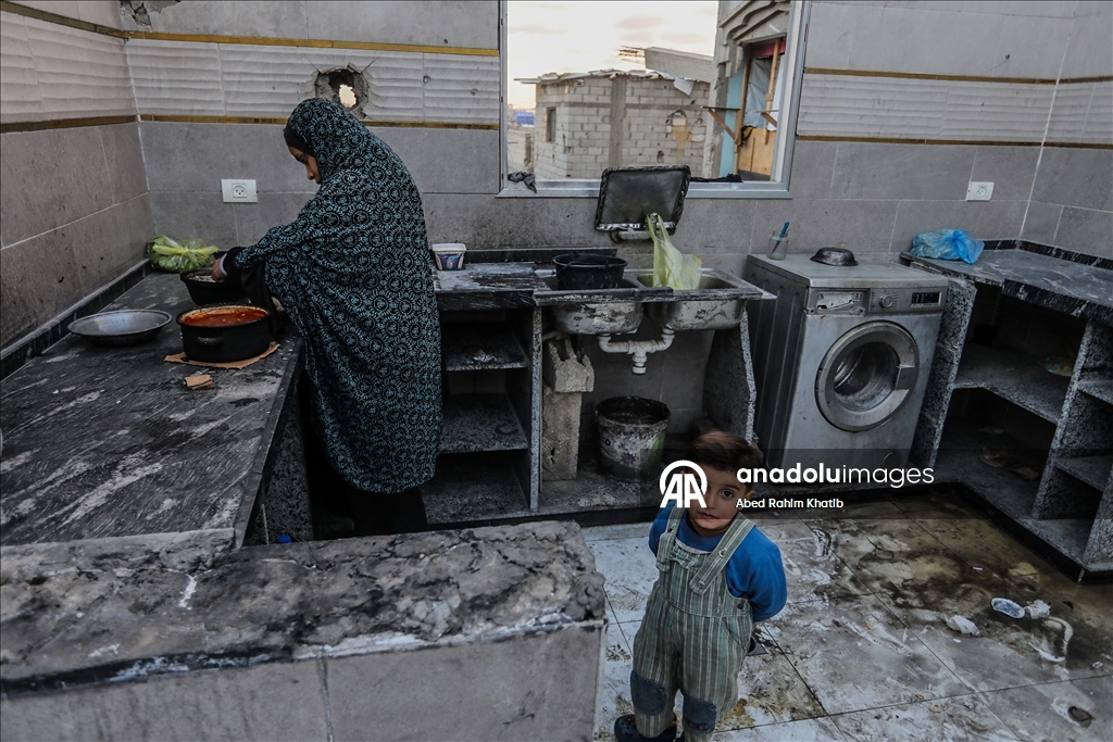 İsrail saldırılarında sağ bacağını kaybeden Filistinli Al-Faqawi, zor şartlar altında yaşam mücadelesi veriyor