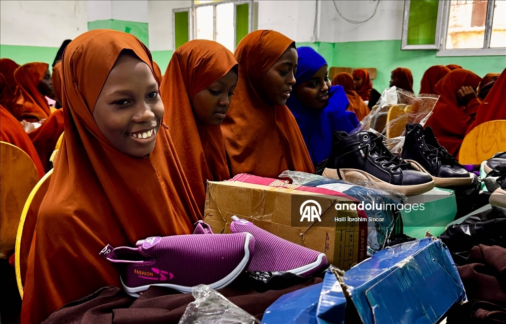 وقف الديانة التركي يوزع كسوة العيد على ألفي طفل صومالي