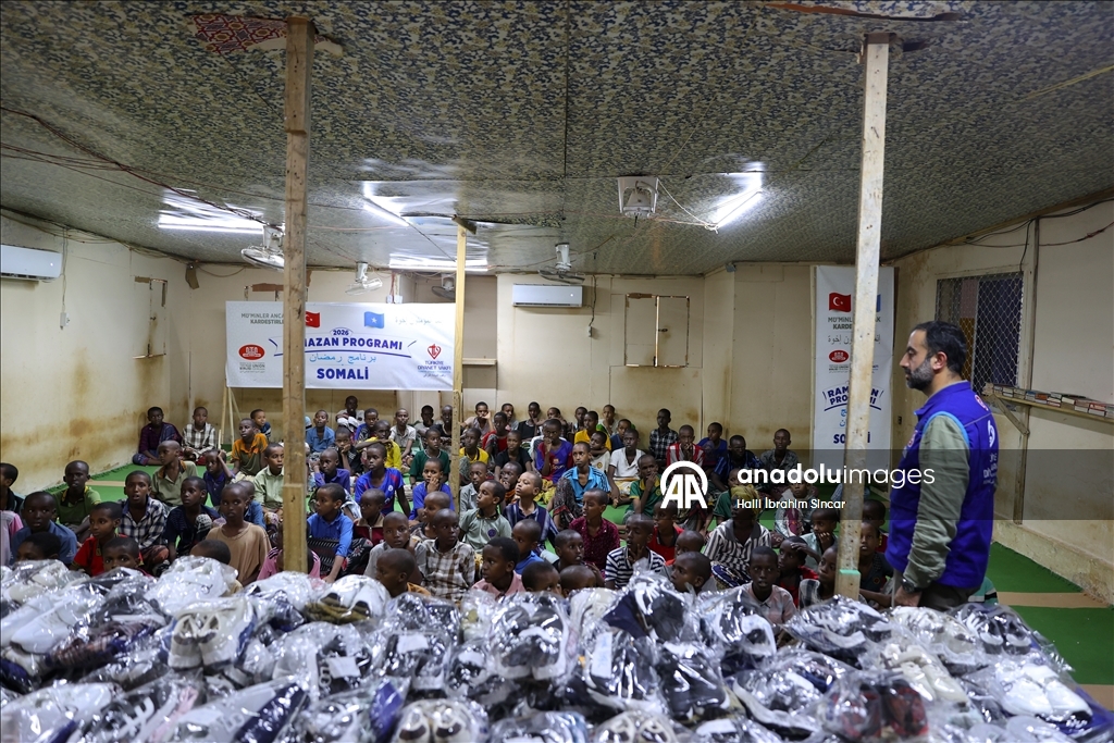 وقف الديانة التركي يوزع كسوة العيد على ألفي طفل صومالي