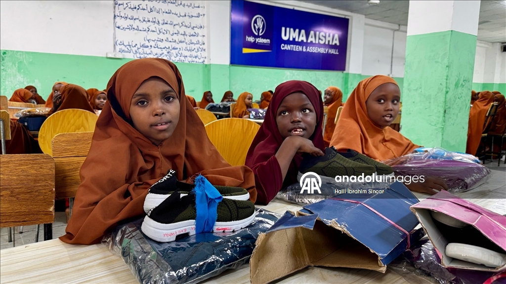 وقف الديانة التركي يوزع كسوة العيد على ألفي طفل صومالي