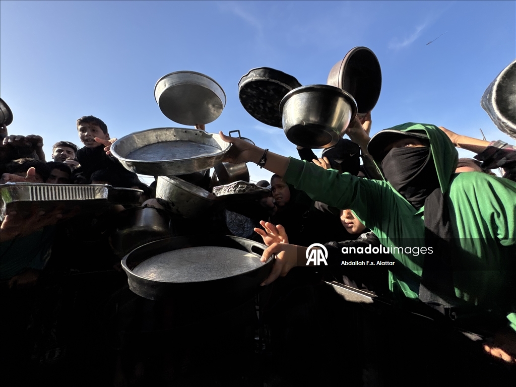 В Газе организована раздача горячей пищи для перемещенных лиц