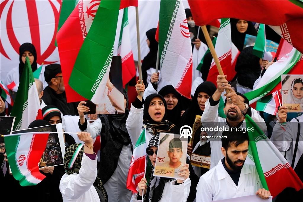 Başkent Tahran'da doktorlar ve tıp öğrencileri “İsrail ve ABD’nin sağlık merkezlerine yönelik saldırılarını” protesto etti