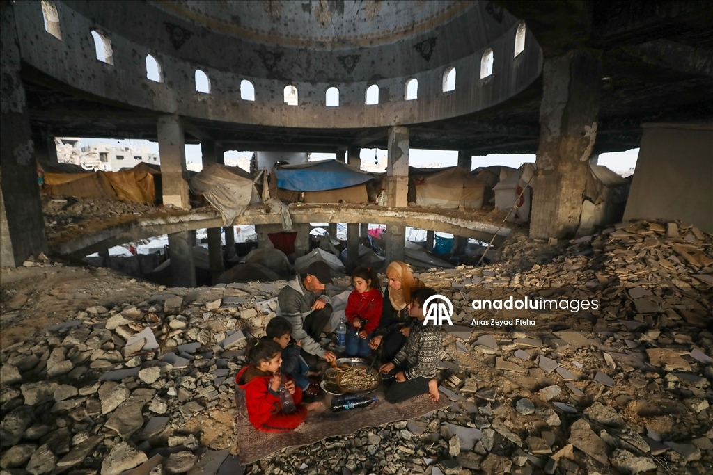 Gazzeli aile, iftarını yıkılan Al-Şafii Camii’nin enkazında yaptı
