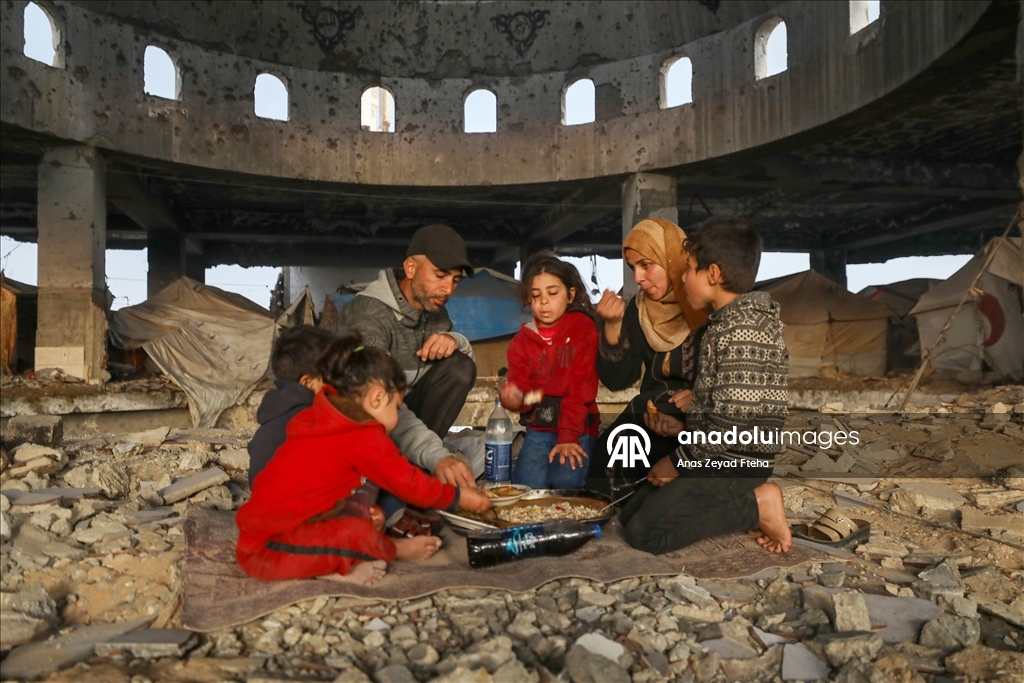 Gazzeli aile, iftarını yıkılan Al-Şafii Camii’nin enkazında yaptı