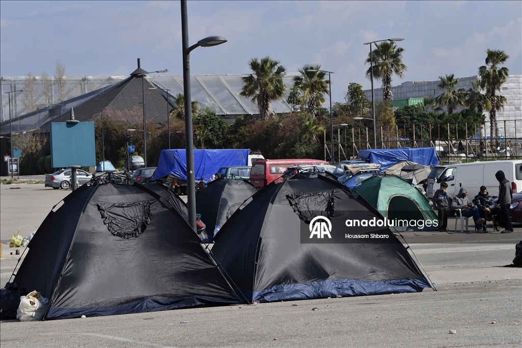 İsrail'in Beyrut'ta halkı yerlerini terk etmeye zorladığı Dahiye'den kaçan aileler, sokaklarda sabahlıyor