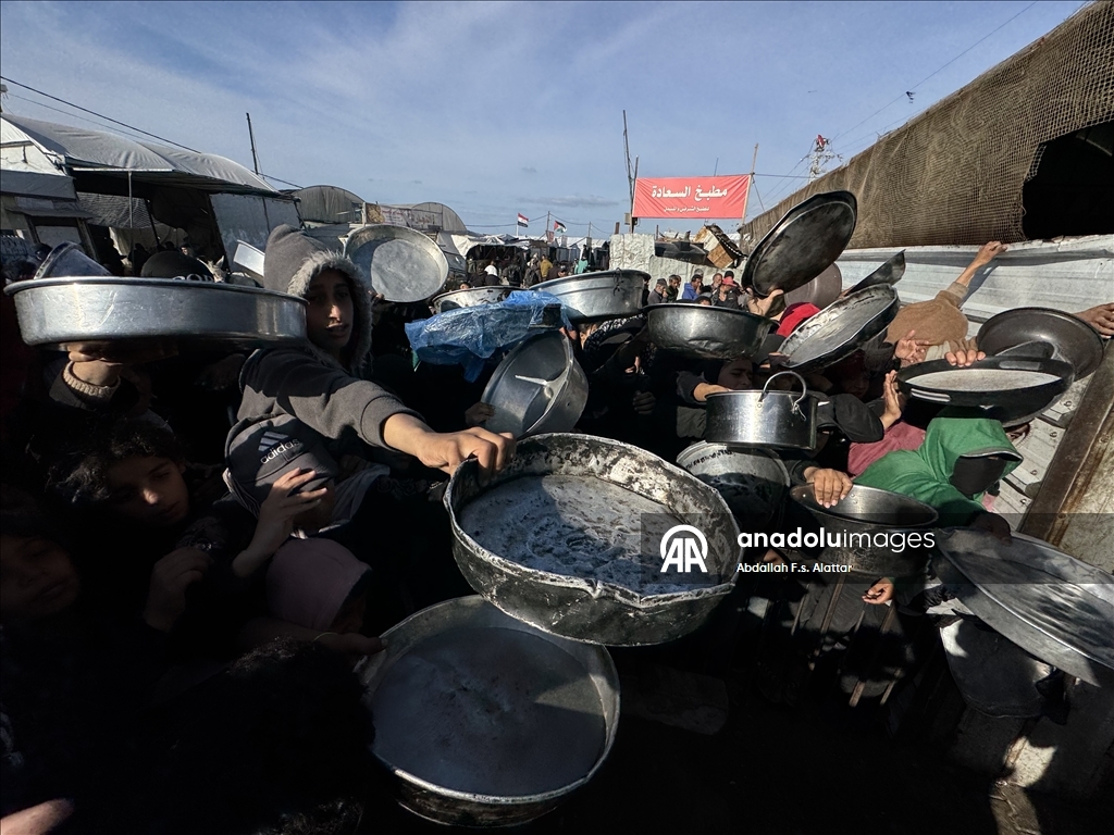 В Газе организована раздача горячей пищи для перемещенных лиц