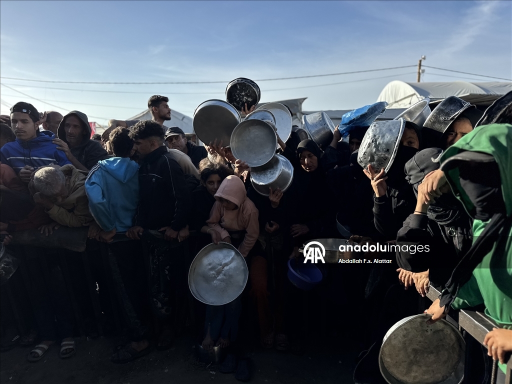 В Газе организована раздача горячей пищи для перемещенных лиц