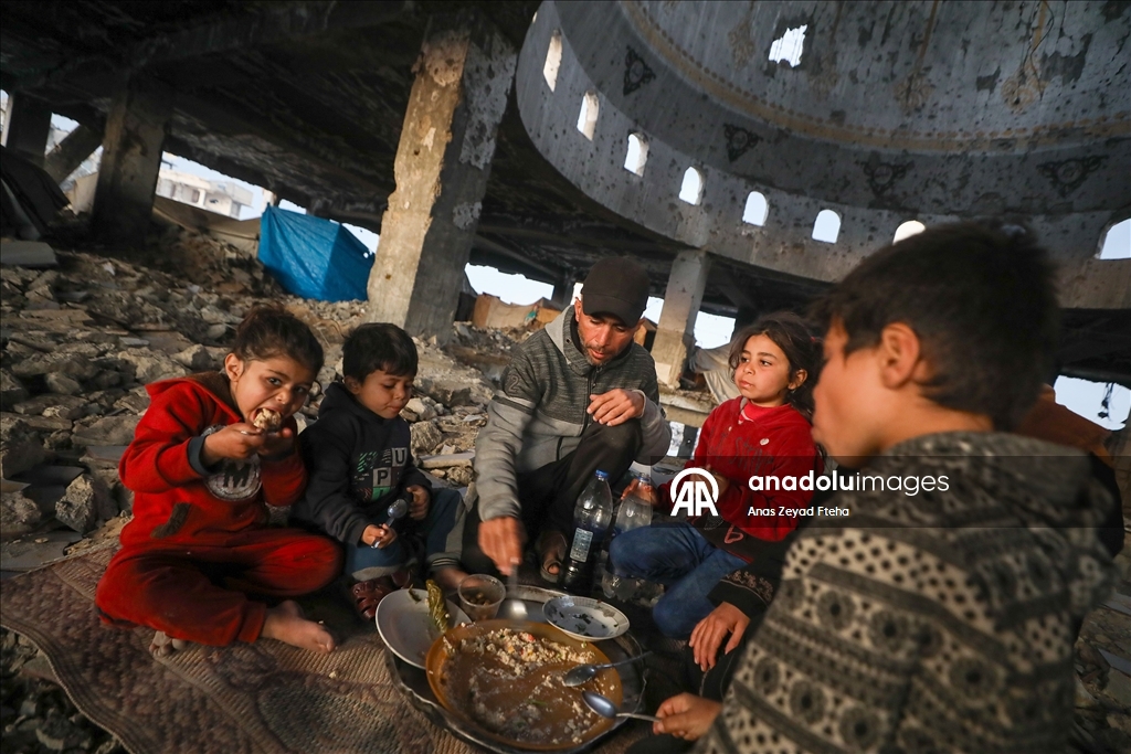 Gazzeli aile, iftarını yıkılan Al-Şafii Camii’nin enkazında yaptı