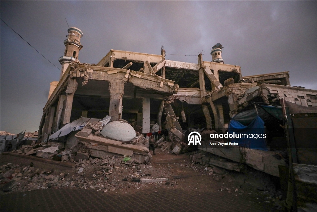 Gazzeli aile, iftarını yıkılan Al-Şafii Camii’nin enkazında yaptı