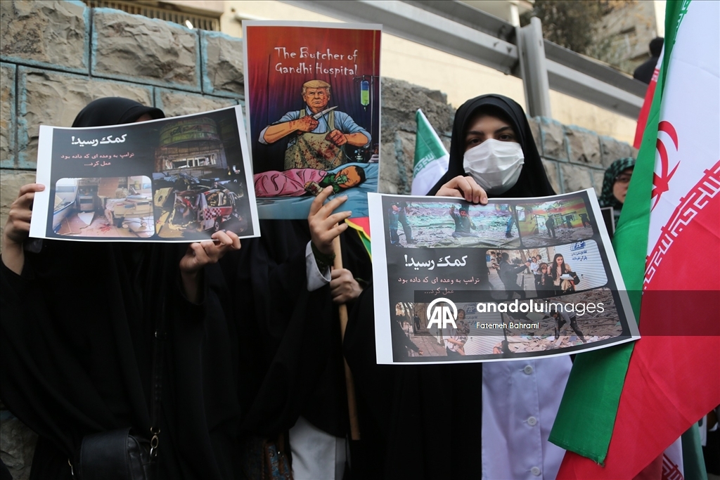 Başkent Tahran'da doktorlar ve tıp öğrencileri “İsrail ve ABD’nin sağlık merkezlerine yönelik saldırılarını” protesto etti