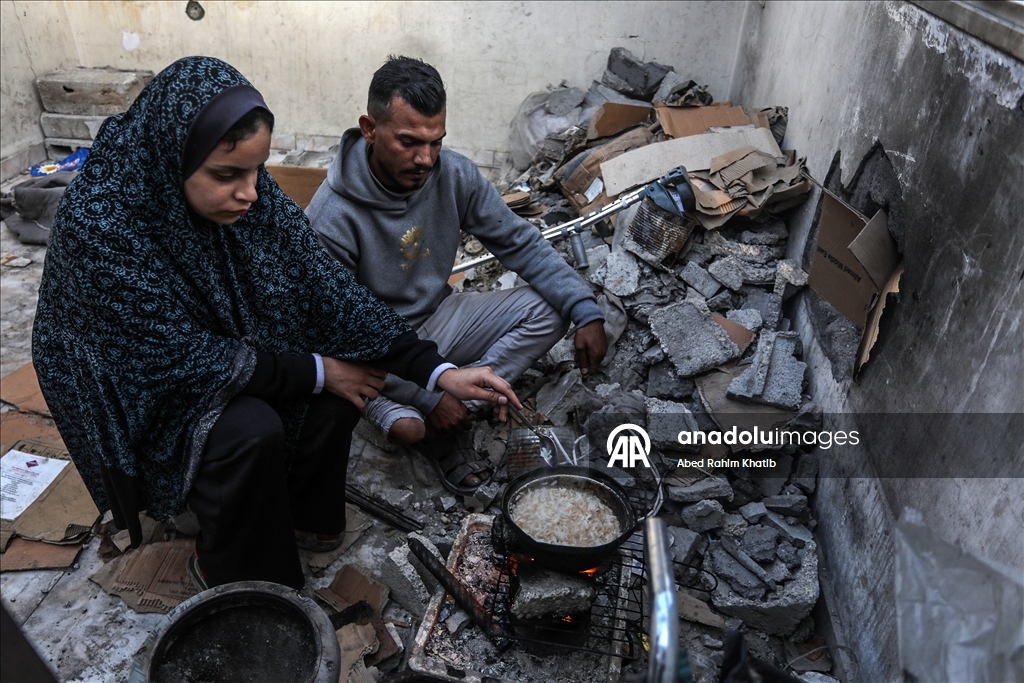 İsrail saldırılarında sağ bacağını kaybeden Filistinli Al-Faqawi, zor şartlar altında yaşam mücadelesi veriyor