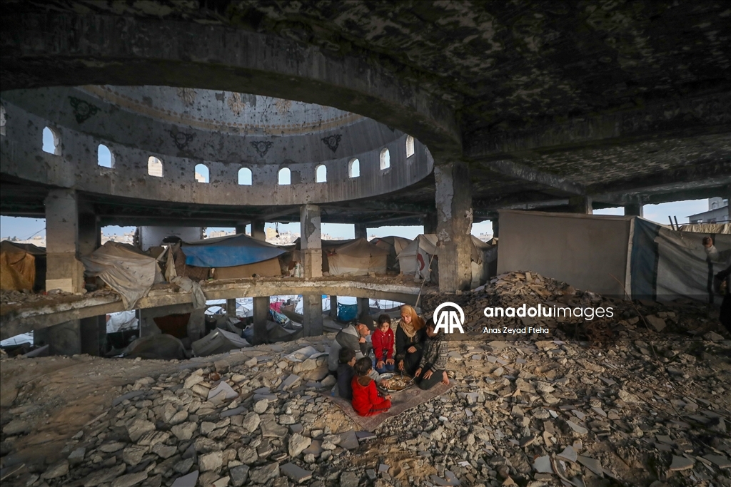 Gazzeli aile, iftarını yıkılan Al-Şafii Camii’nin enkazında yaptı