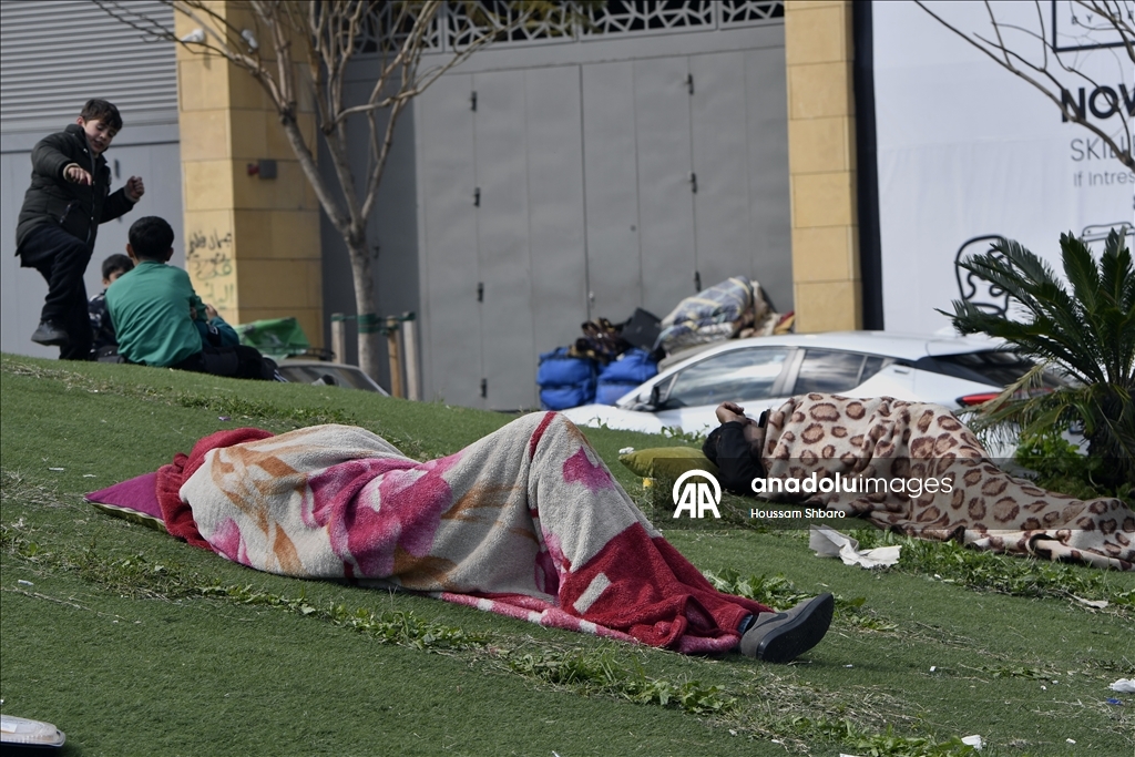 İsrail'in Beyrut'ta halkı yerlerini terk etmeye zorladığı Dahiye'den kaçan aileler, sokaklarda sabahlıyor